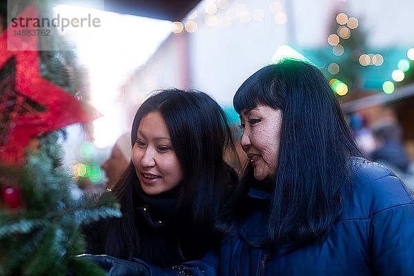 Mutter und Tochter beim Schaufensterbummel auf dem Weihnachtsmarkt  Freiburg  Baden-Württemberg  Deutschland