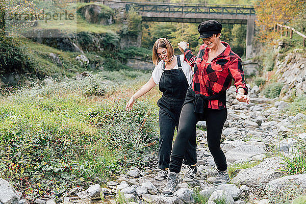 Frauen laufen im trockenen Flussbett  Rezzago  Lombardei  Italien