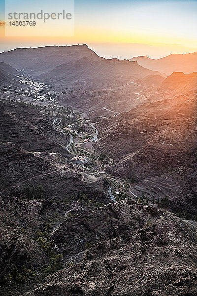 Gebirge und Tal. Hochwinkelansicht  Südwestküste von Gran Canaria  Mogan  Kanarische Inseln  Spanien