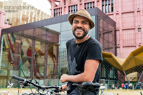 Mann auf dem Fahrrad in der Stadt  Berlin  Deutschland