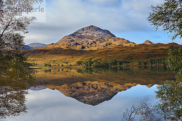 Ruhige Berglandschaft spiegelbildlich in Loch  Achnasheen  Schottische Highlands  Schottland