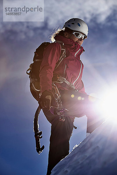 Bergsteiger besteigt Berg bei strahlendem Sonnenschein  Chamonix  Rhône-Alpen  Frankreich