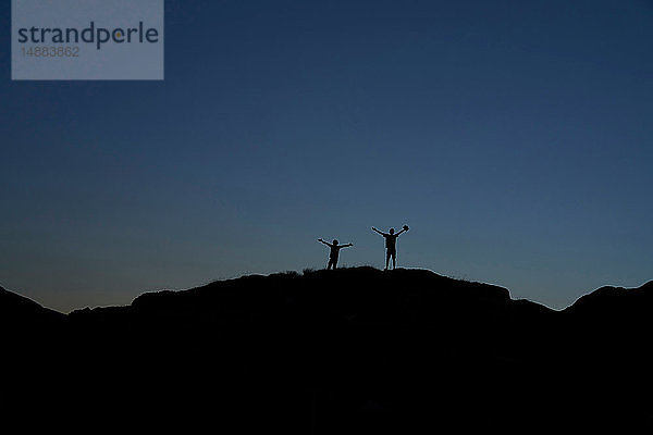 Jungen spielen auf dem Hügel  Snowdonia  Llanberis  Gwynedd  UK