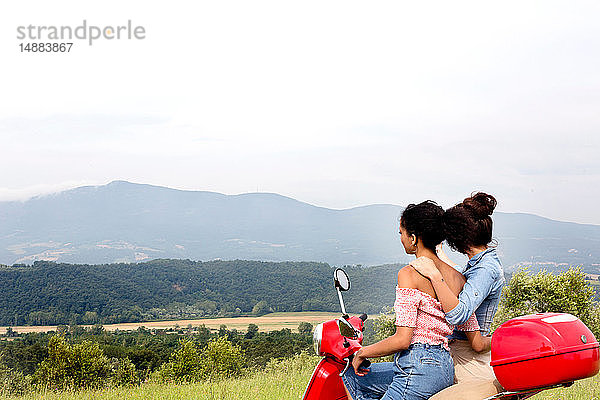 Freunde erkunden auf dem Roller  Città della Pieve  Umbrien  Italien