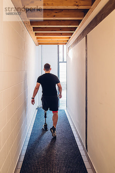 Mann mit Beinprothese geht weg