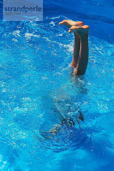 Mädchen macht Handstand im Freibad  Beine und Füße außerhalb des Wassers  Vernazza  Ligurien  Italien