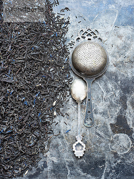 Teeblätter  Teesieb und Silberlöffel