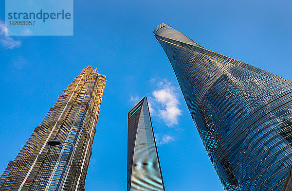 Jin-Mao-Turm  Shanghai-Turm  Weltfinanzzentrum Shanghai gegen blauen Himmel  Blick aus niedrigem Winkel  Shanghai  China