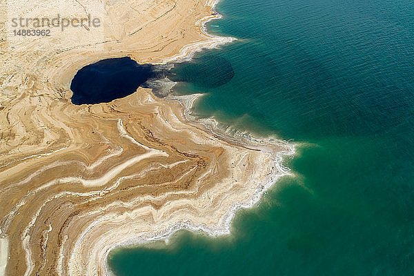 Senklöcher an der Meeresküste  Totes Meer  Israel. Luftaufnahme mit Drohne