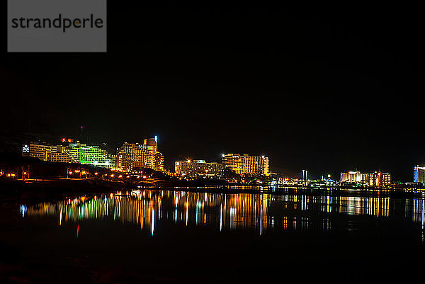 Beleuchtete Hotels  deren Licht nachts im Toten Meer reflektiert wird  Ein Bokek  Israel (Blick von Süden)