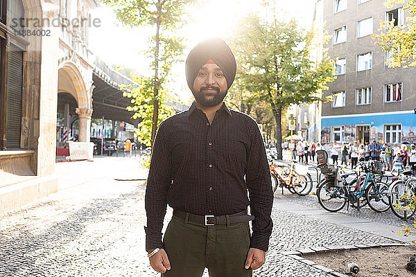Indischer Mann erkundet die Stadt  Fahrräder im Hintergrund  Berlin  Deutschland
