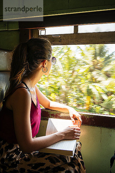 Frau im Nahverkehrszug  Galle  Südküste  Sri Lanka