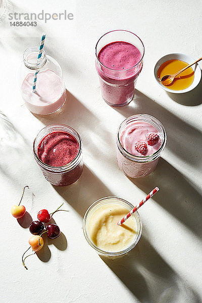 Obst- und Joghurt-Smoothies in Glasflaschen und -gläsern  Draufsicht