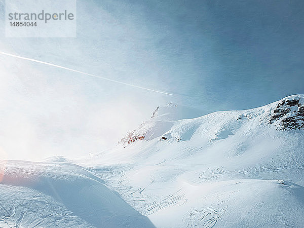 Sonnenlicht in schneebedeckter Berglandschaft  Alpe Ciamporino  Piemont  Italien