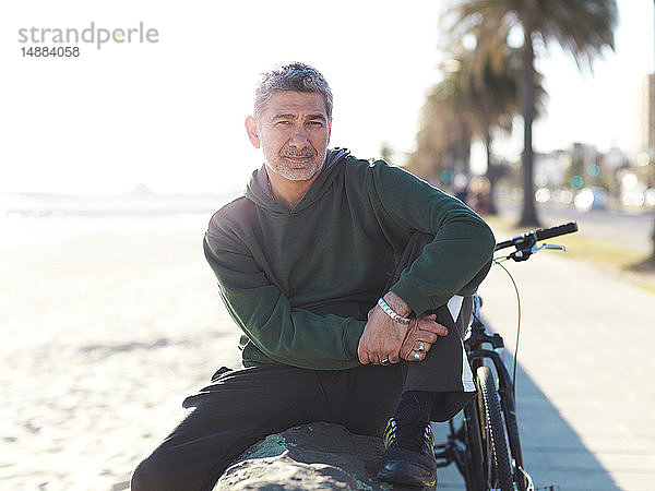 Mann mit Fahrrad genießt sonnigen Tag  Melbourne  Victoria  Australien