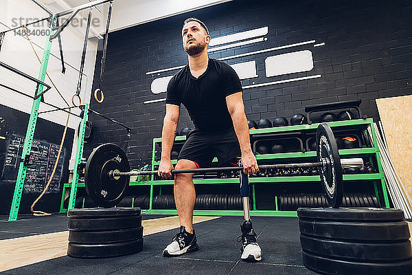Mann mit Prothesenbein-Gewichttraining im Fitnessstudio