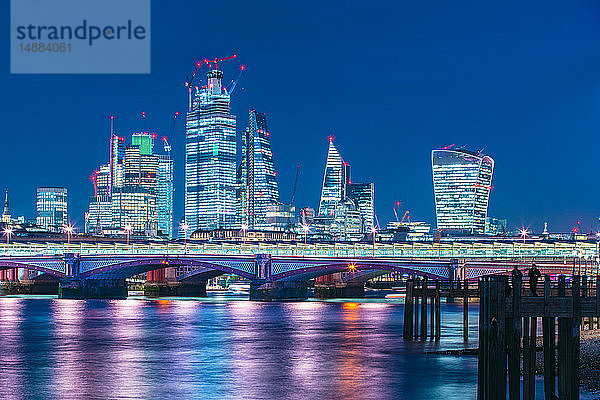 Skyline des Finanzdistrikts bei Nacht  im Vordergrund die Themse  City of London  Großbritannien