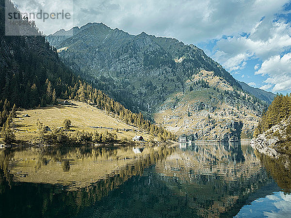 Wolkenlandschaft über Bergketten  die sich im See spiegeln  Antronapiana  Piemont  Italien