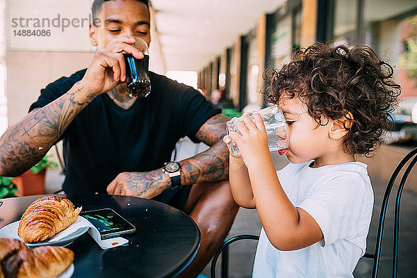 Vater und Sohn trinken im Cafe