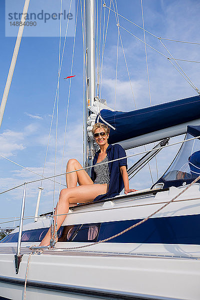 Reife Frau sitzt auf einem Segelboot auf dem Chiemsee  Porträt  Bayern  Deutschland