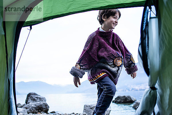 Junge spielt vor dem Zelt am Seeufer  Comer See  Onno  Lombardei  Italien