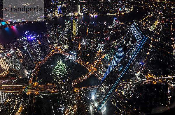 Stadtlandschaft mit Pudong  Jin Mao Tower und Shanghai Tower bei Nacht  Hochwinkelansicht  Shanghai  China