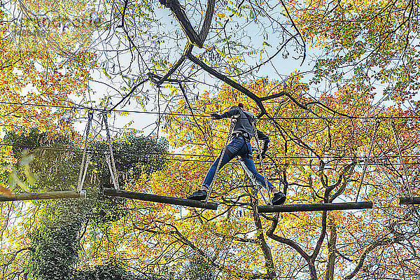 Kind im Hochseilgarten  Paris  Ile-de-France  Frankreich