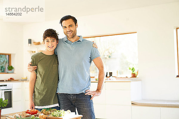 Junge und sein Vater an der Küchentheke  Porträt