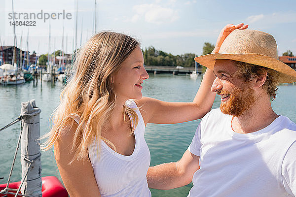 Junges Paar auf einem Segelboot auf dem Chiemsee  Bayern  Deutschland