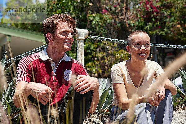 Junger Mann und Freundin sitzen im Park  Los Angeles  Kalifornien  USA