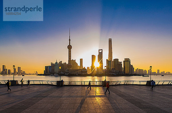 Der Bund und die Skyline von Pudong bei Sonnenaufgang  Shanghai  China