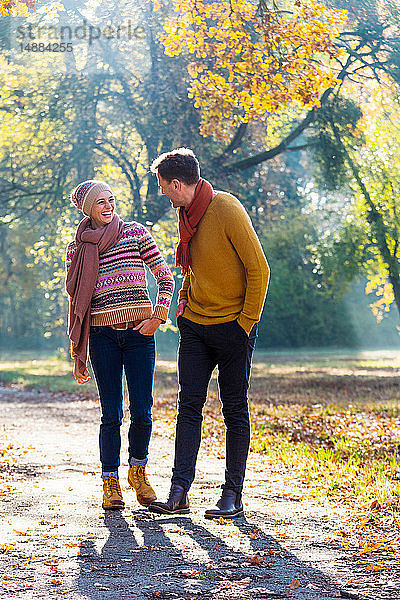 Paar beim Spaziergang im Herbstpark  Strandbad  Mannheim  Deutschland