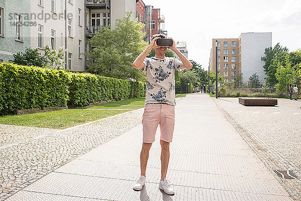 Mann mit Virtual-Reality-Brille im städtischen Berlin  Deutschland