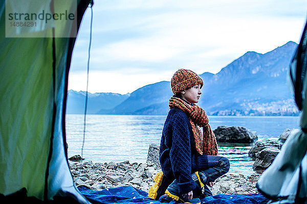 Junge vor dem Zelt am Seeufer  Comer See  Onno  Lombardei  Italien