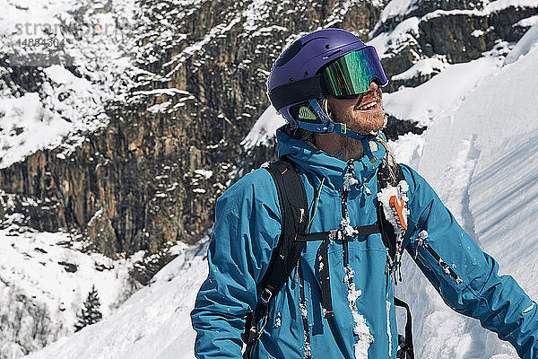 Männlicher Skifahrer mit Blick auf einen Berghang  Alpe-d'Huez  Rhône-Alpes  Frankreich