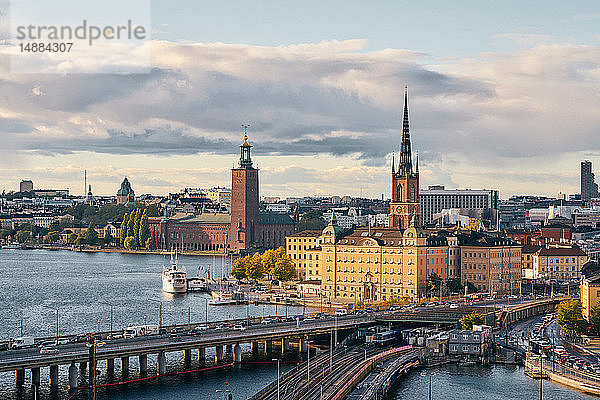 Brücken  Eisenbahnschienen  Kirchturm  Stadtbild und Wasserkanal  Stockholm  Schweden