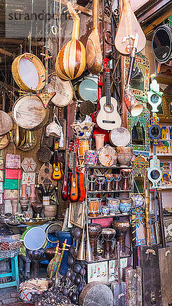Geschäft voller traditioneller Musikinstrumente  Marrakesch  Marokko