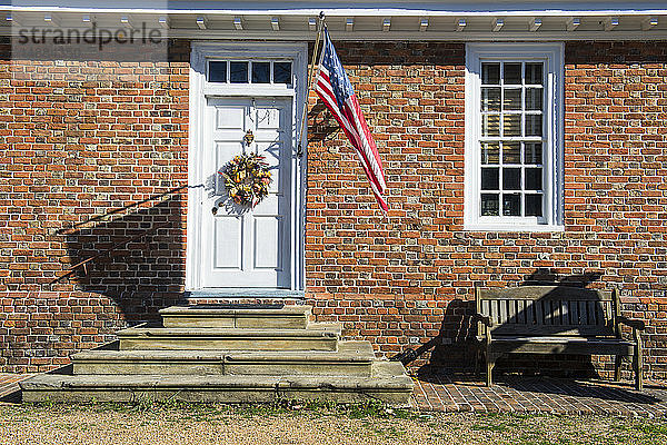 USA  Virginia  Hauseingang im historischen Yorktown  amerikanische Flagge