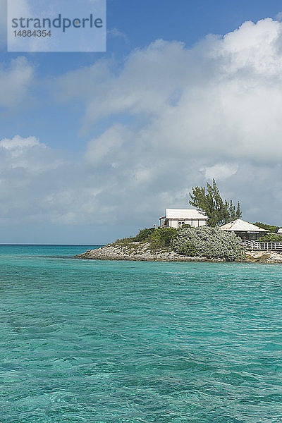 Karibik  Bahamas  Exuma  kleines Hotel auf einem Caye im türkisfarbenen Wasser