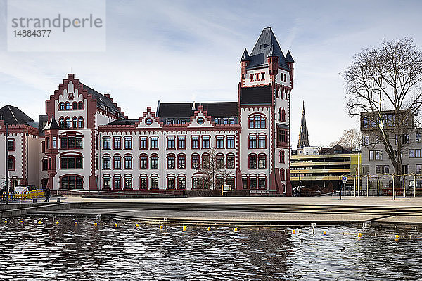 Deutschland  Dortmund  Schloss Hoerde mit dem Phoenix-See im Vordergrund