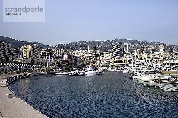 Monaco  Monte Carlo  Blick über den Hafen und La Condamine