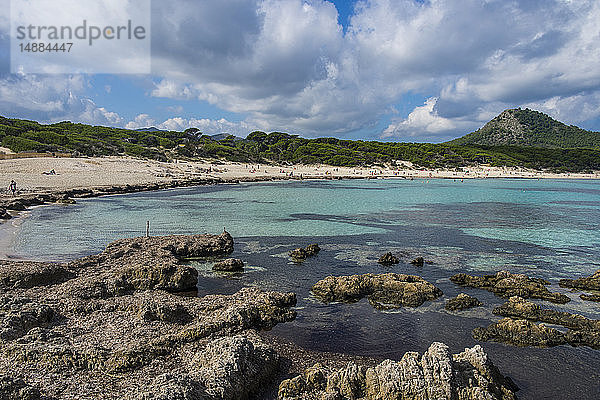 Spanien  Balearen  Mallorca  Cala Ratjada  Strand von Cala de S'Aguila