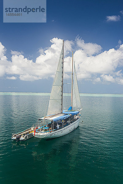 Fidschi  Mamanuca-Inseln  Segelboot vor Anker auf der Insel Mana