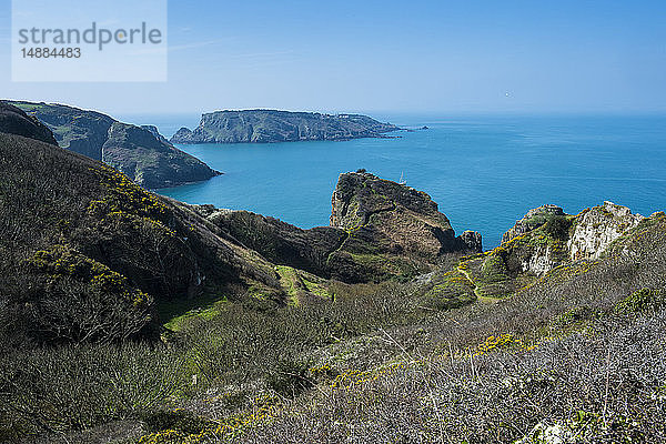 Vereinigtes Königreich  Kanalinseln  überblickt die Ostküste von Sark und die Insel Brecqhou