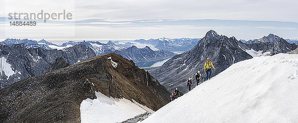 Grönland  Sermersooq  Kulusuk  Schweizer Alpen  Wandergruppe in verschneiter Berglandschaft