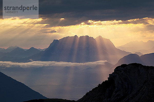 Österreich  Tirol  Kramsach  Blick vom Rofangebirge auf das Kaisergebirge  Wilder Kaiser bei Sonnenaufgang