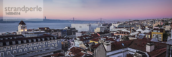 Portugal  Lissabon  Blick auf den Tejo mit der Brücke 25 de Abril am Morgen  von Baixa aus gesehen