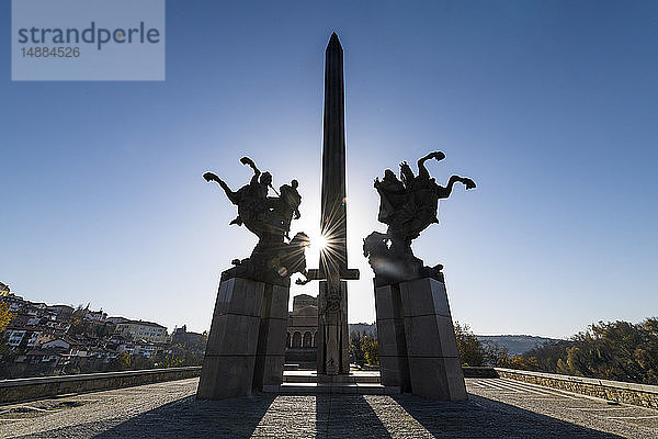 Silhouette des Asenevci-Denkmals  Weliko Tarnowo  Bulgarien