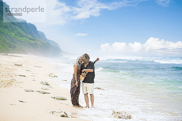 Verliebtes älteres Hippie-Paar am Strand