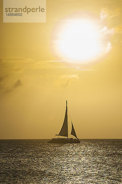 Karibik  Aruba  Segelboot auf dem Meer bei Sonnenuntergang